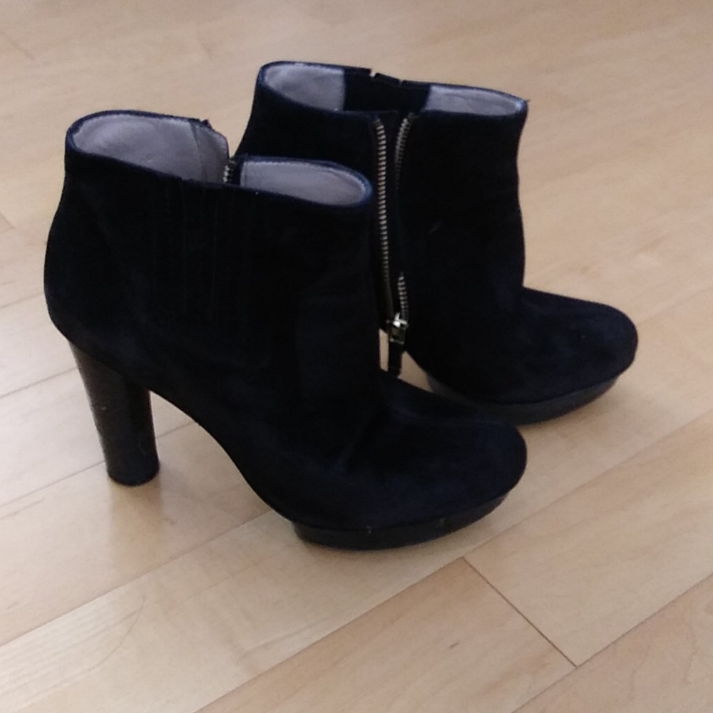 B. Makowsky-USED Black platform suede booties